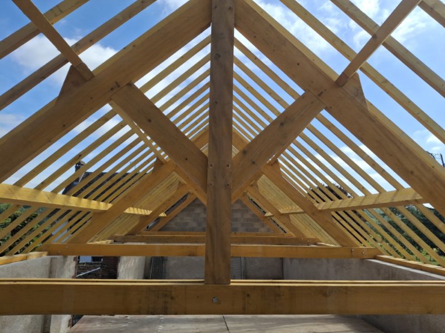 Première vue de chantier de charpente à Évreux