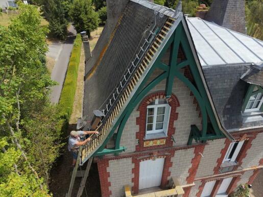 Troisième vue de réparation de toiture